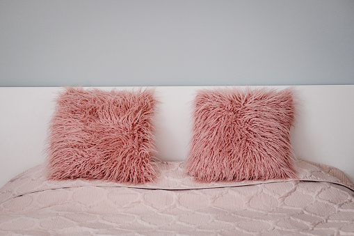 Futrzane poduszki dekoracyjne w pastelowych odcieniach