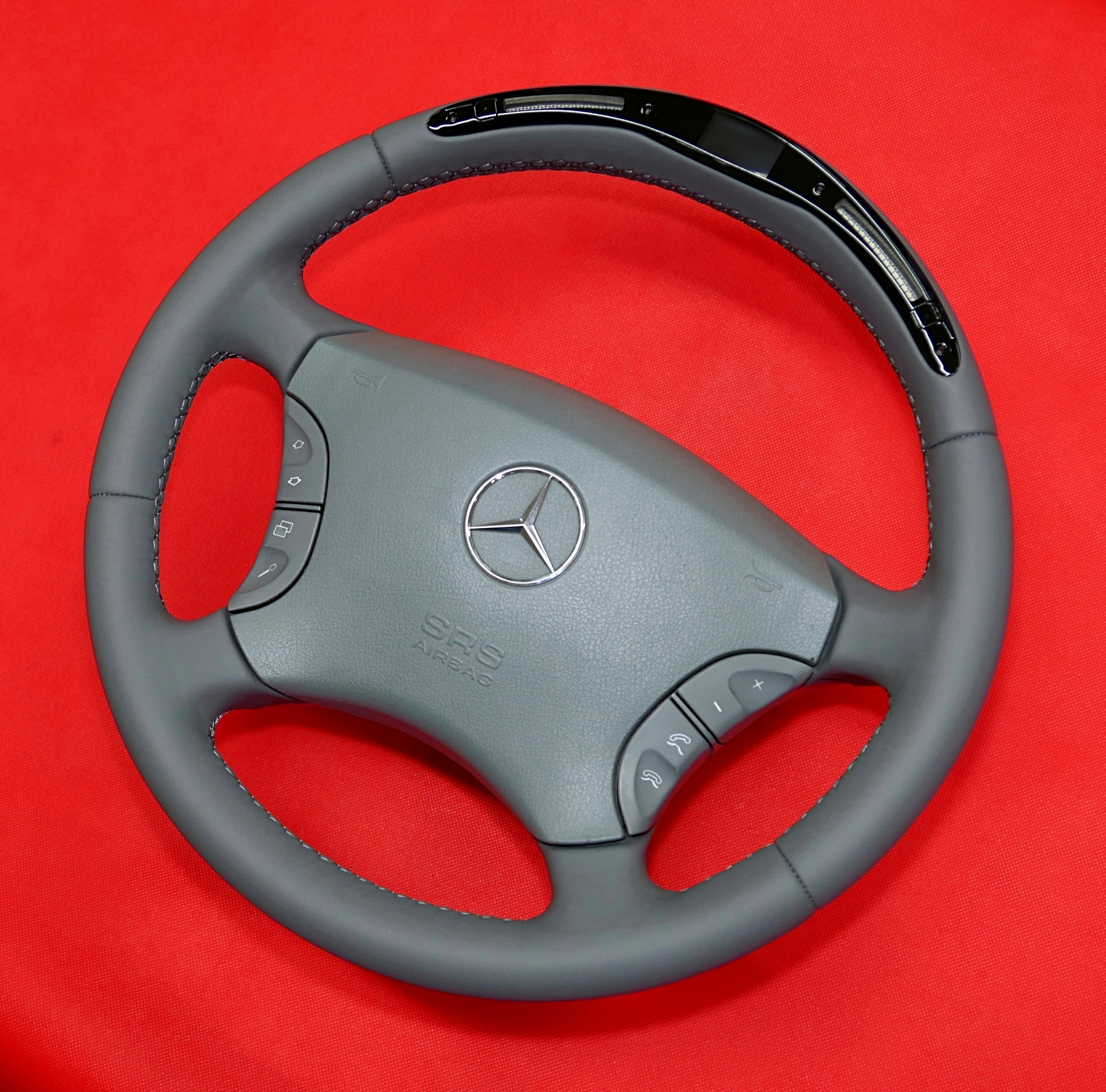 Montaż wyświetlacza LED LCD na kierownicy Mercedes