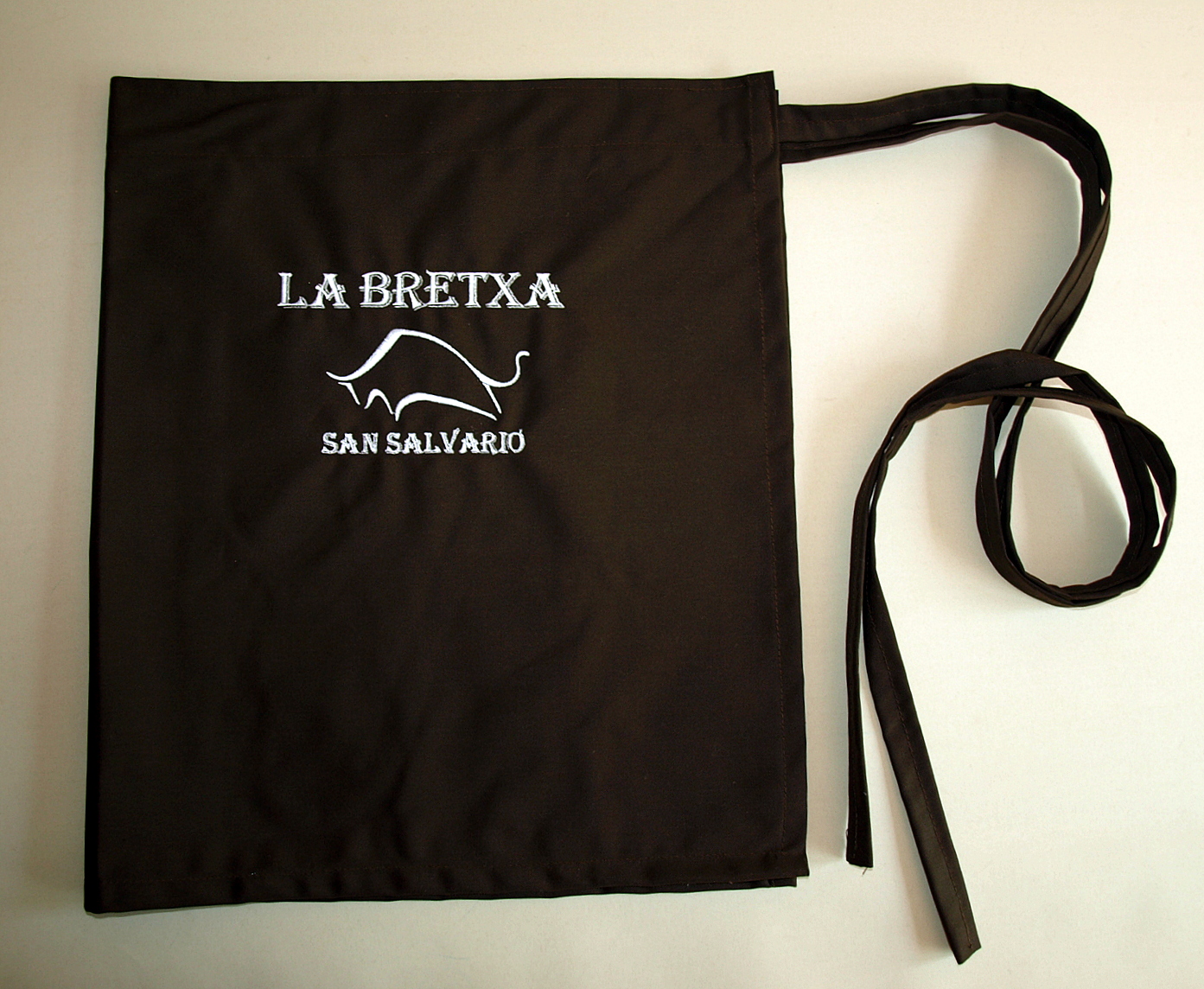 Zapaska kelnerska z haftem - La Bretxa San Salvario