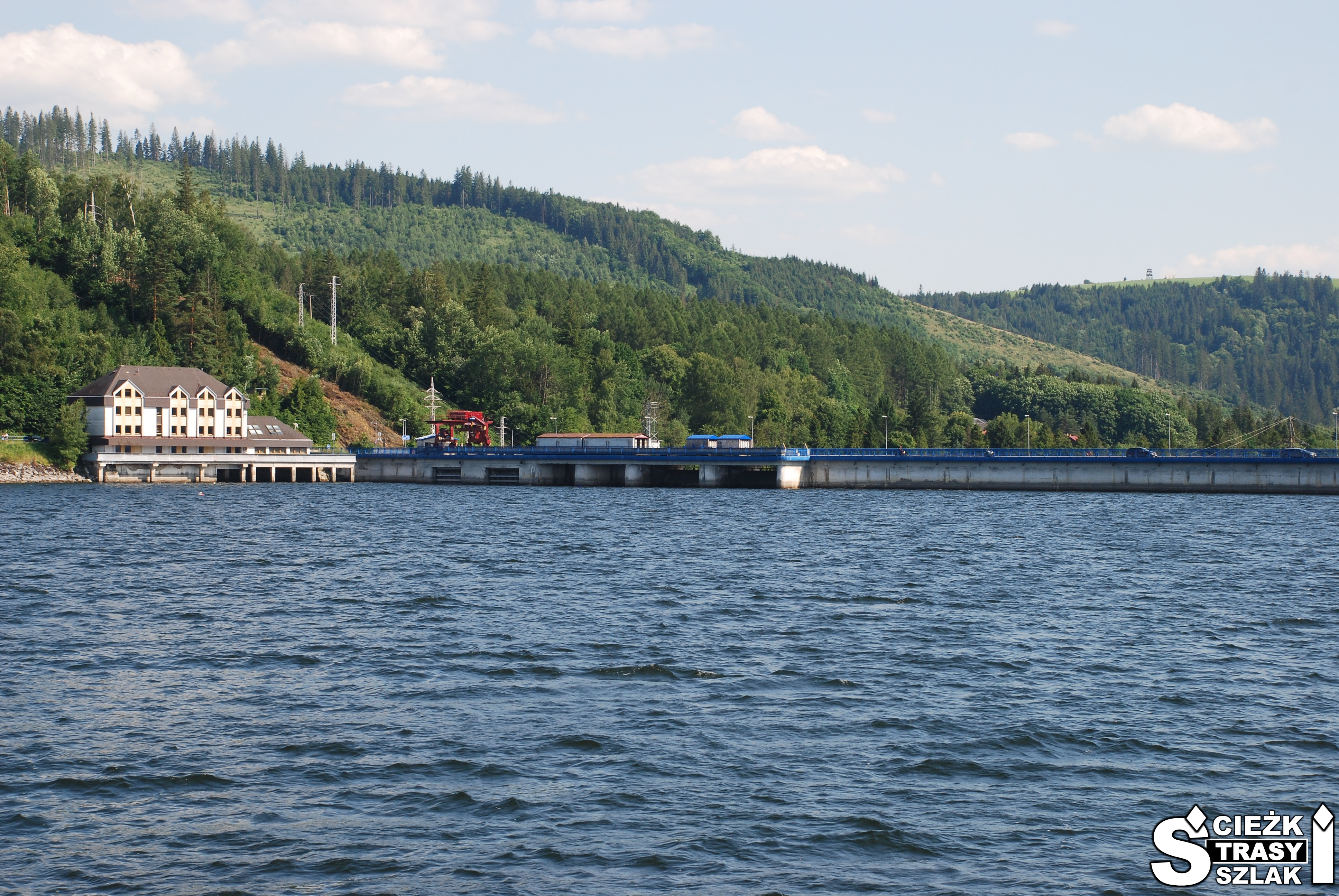 Zapora na jeziorze Orawskim na tle tafli wody i gór na granicy polsko-słowackiej