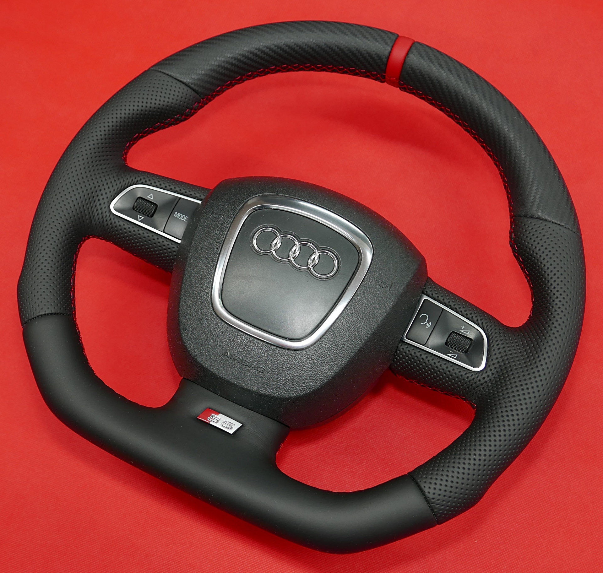 Kierownica Audi wykonana w stylu carbon look