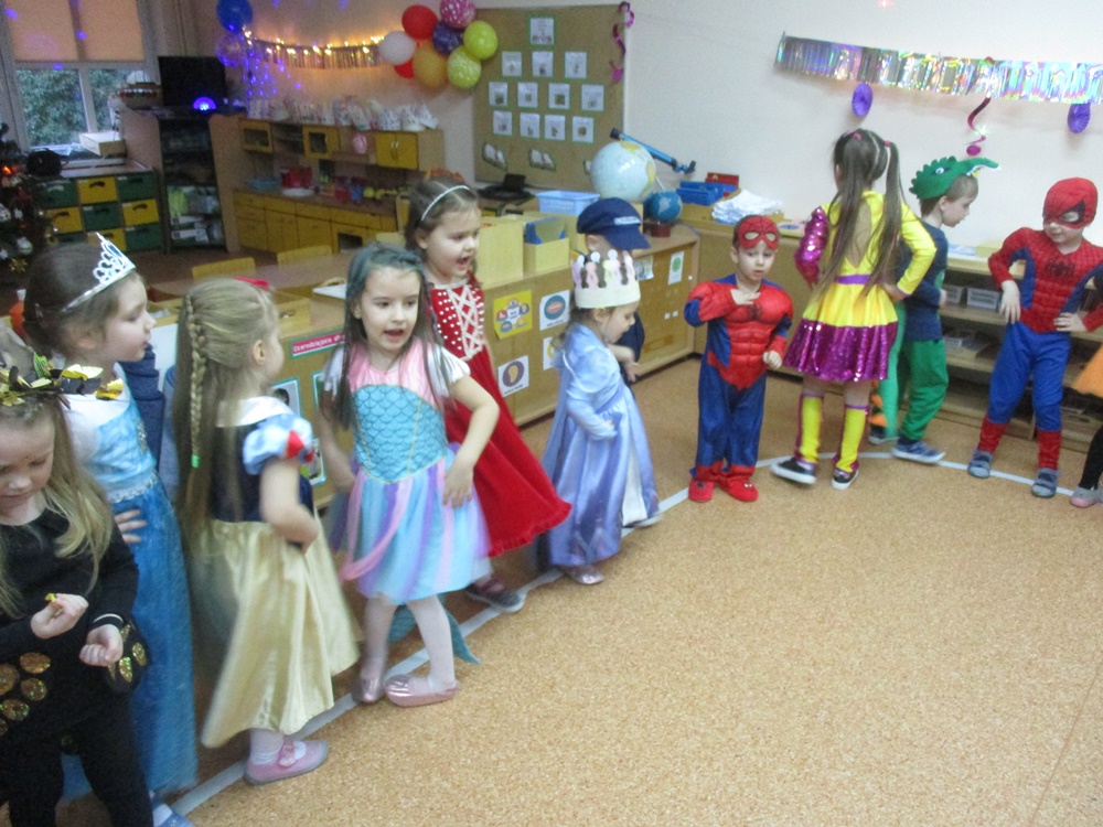 Dzieci z grupy VI podczas wspólnego tańca