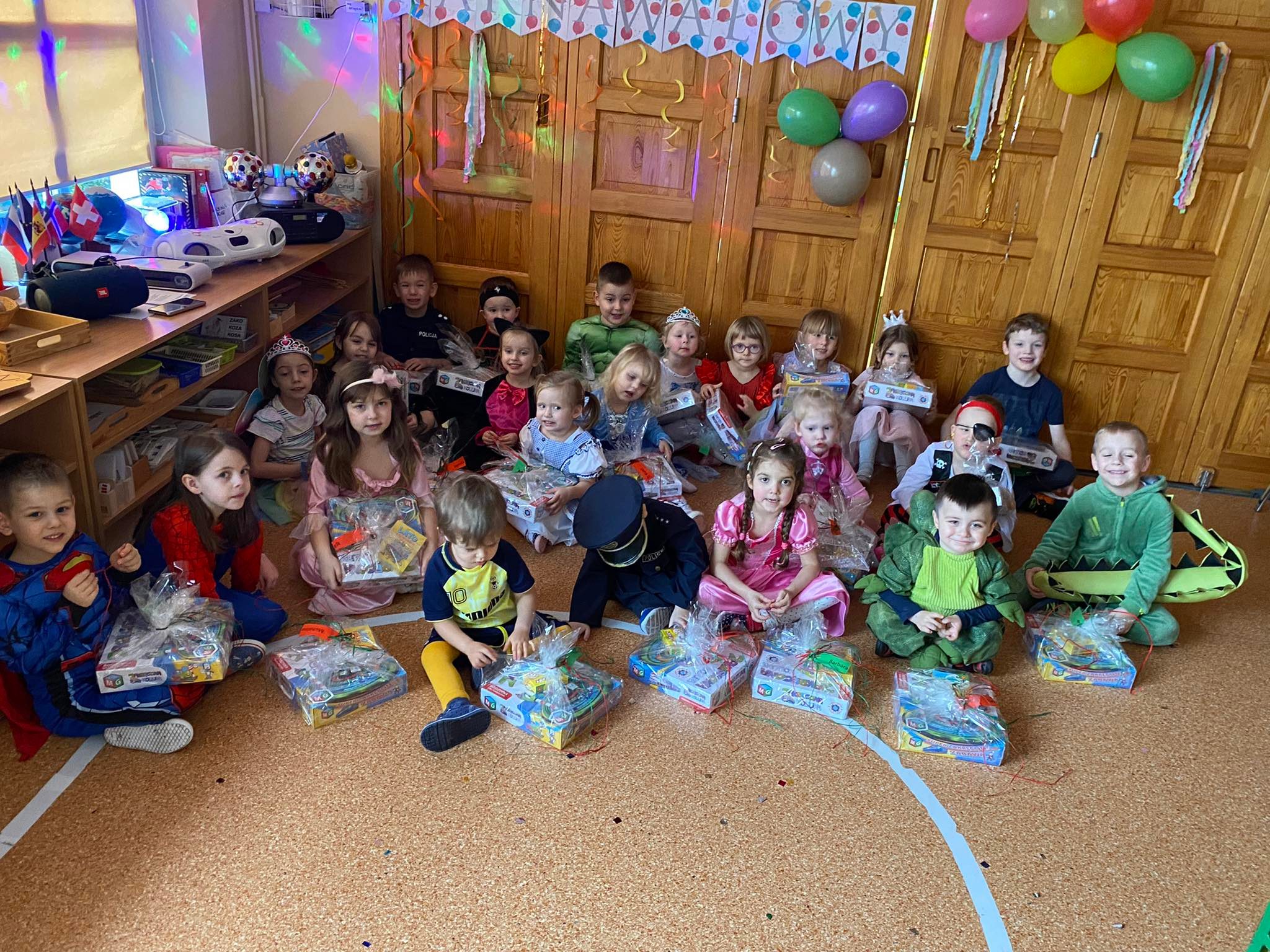 Wspólne zdjęcie zadowolonych dzieci trzymających kolorowe prezenty