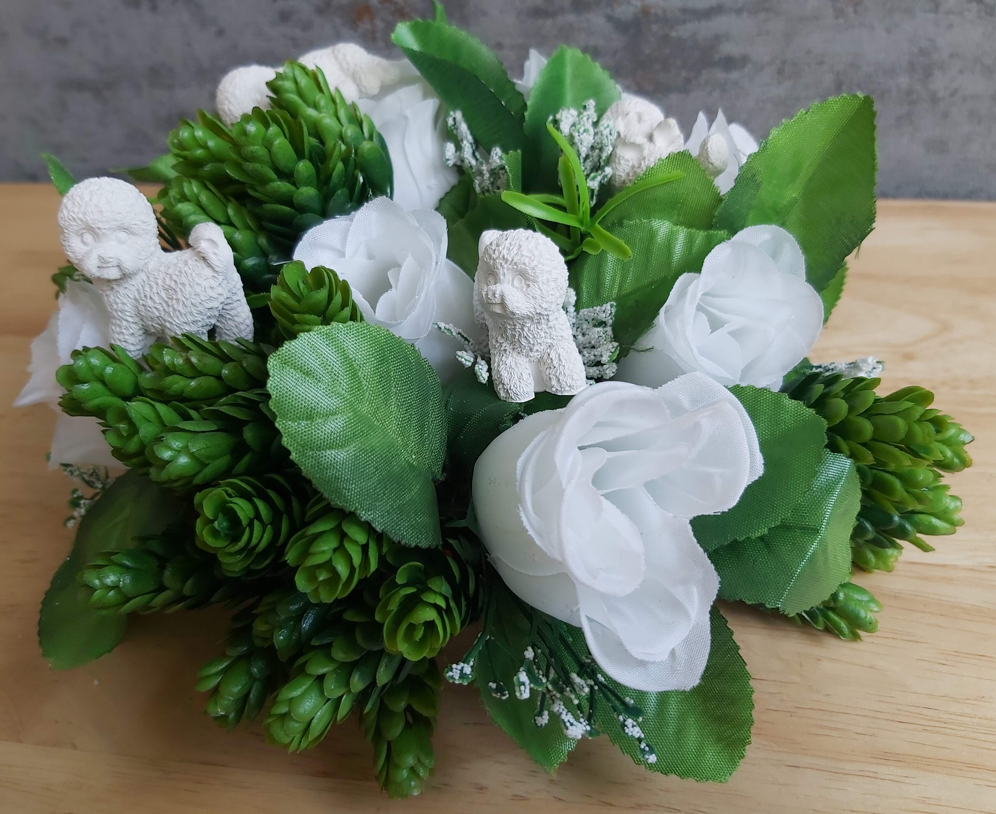 Flowerbox białe róże z bichonkami