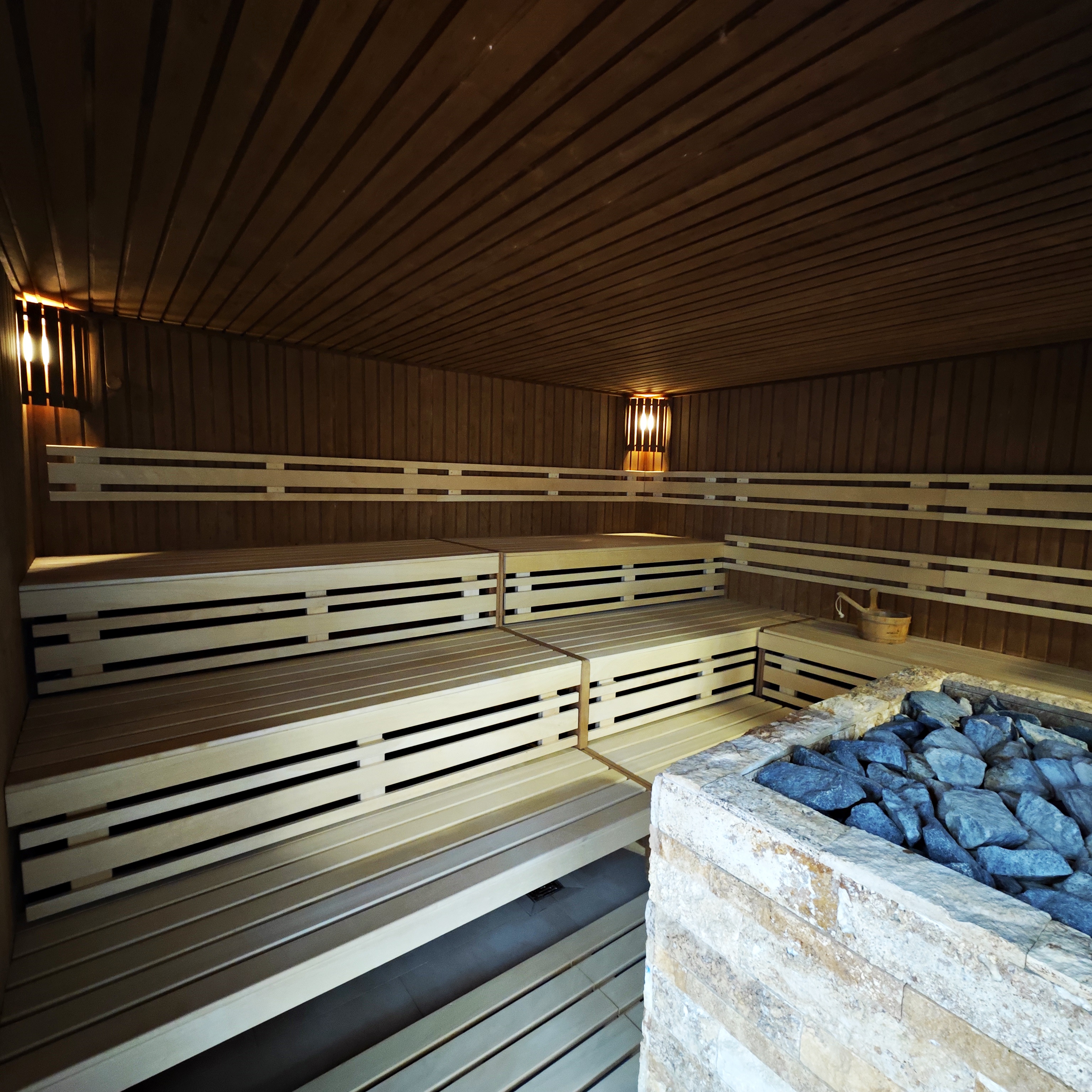 efekt po wymianie ławek i podestów w saunie