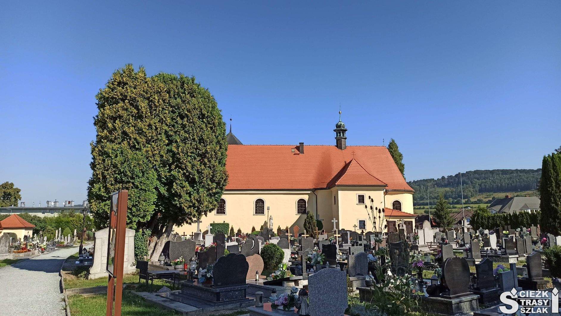Kościół w centrum cmentarza na trasie do Kaplicy Czaszek w Czermnej
