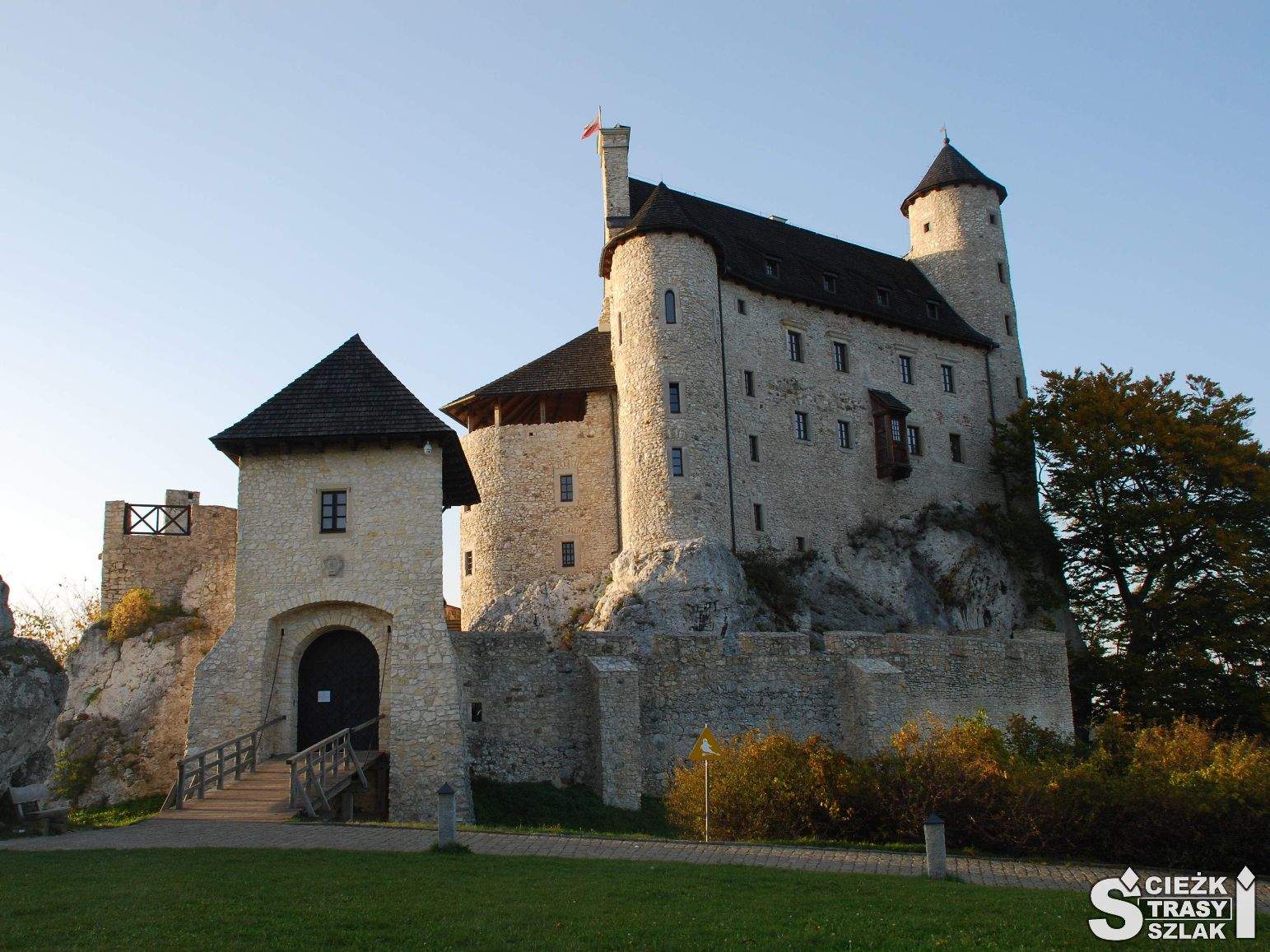 Odbudowany z ruin Zamek w Bobolicach wzniesiony na skale wapiennej od strony budynku bramnego z mostem zwodzonym