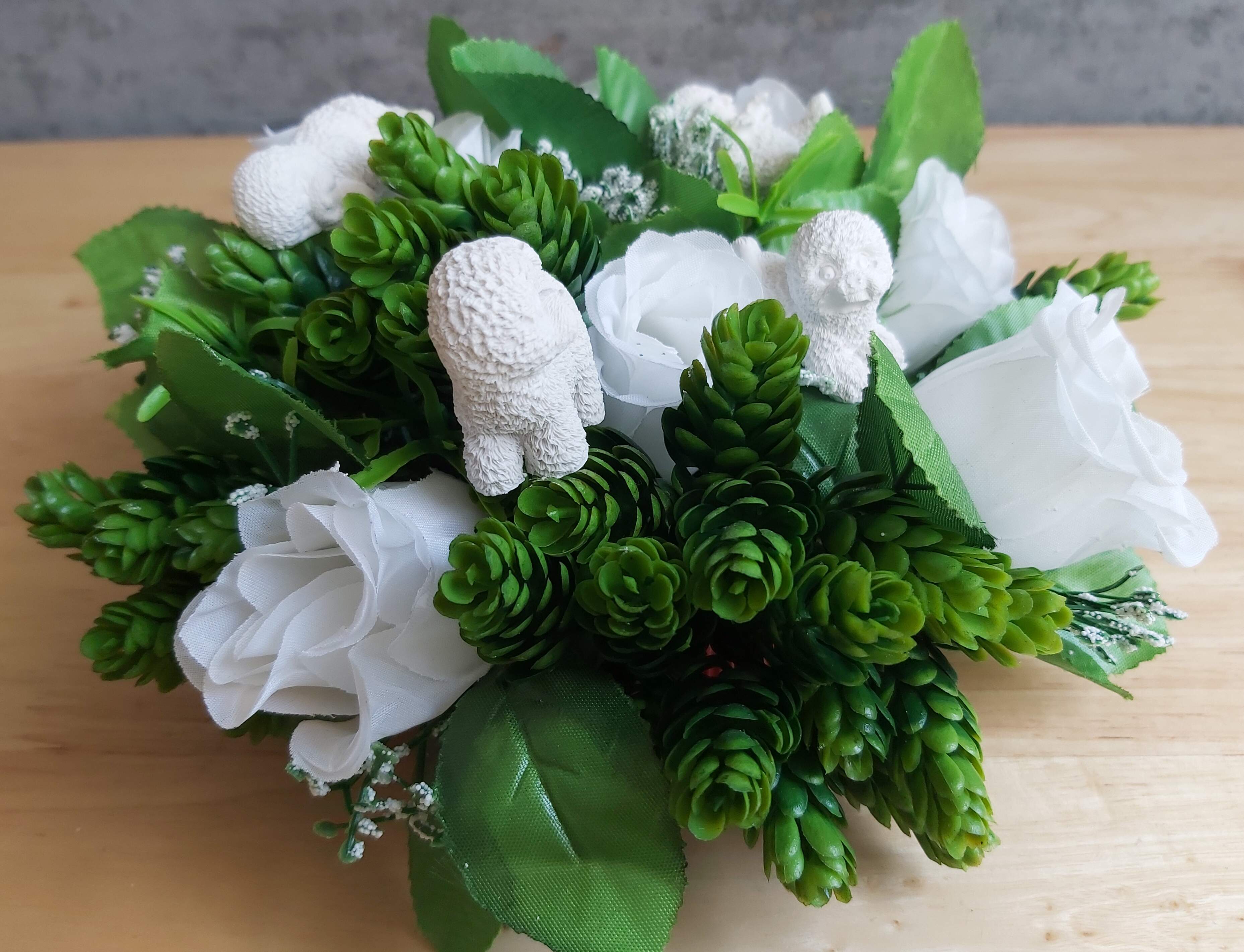 Flowerbox białe róże z bichonkami