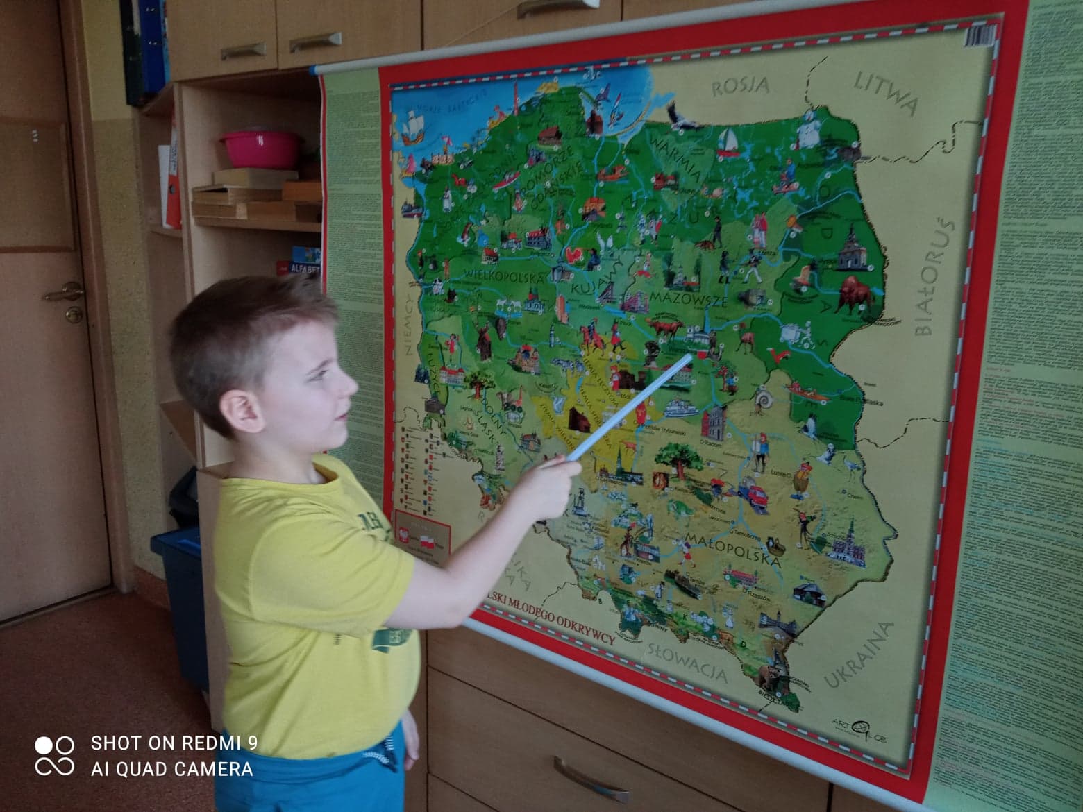 Chłopiec przedstawia na mapie Stolicę Polski - Warszawę
