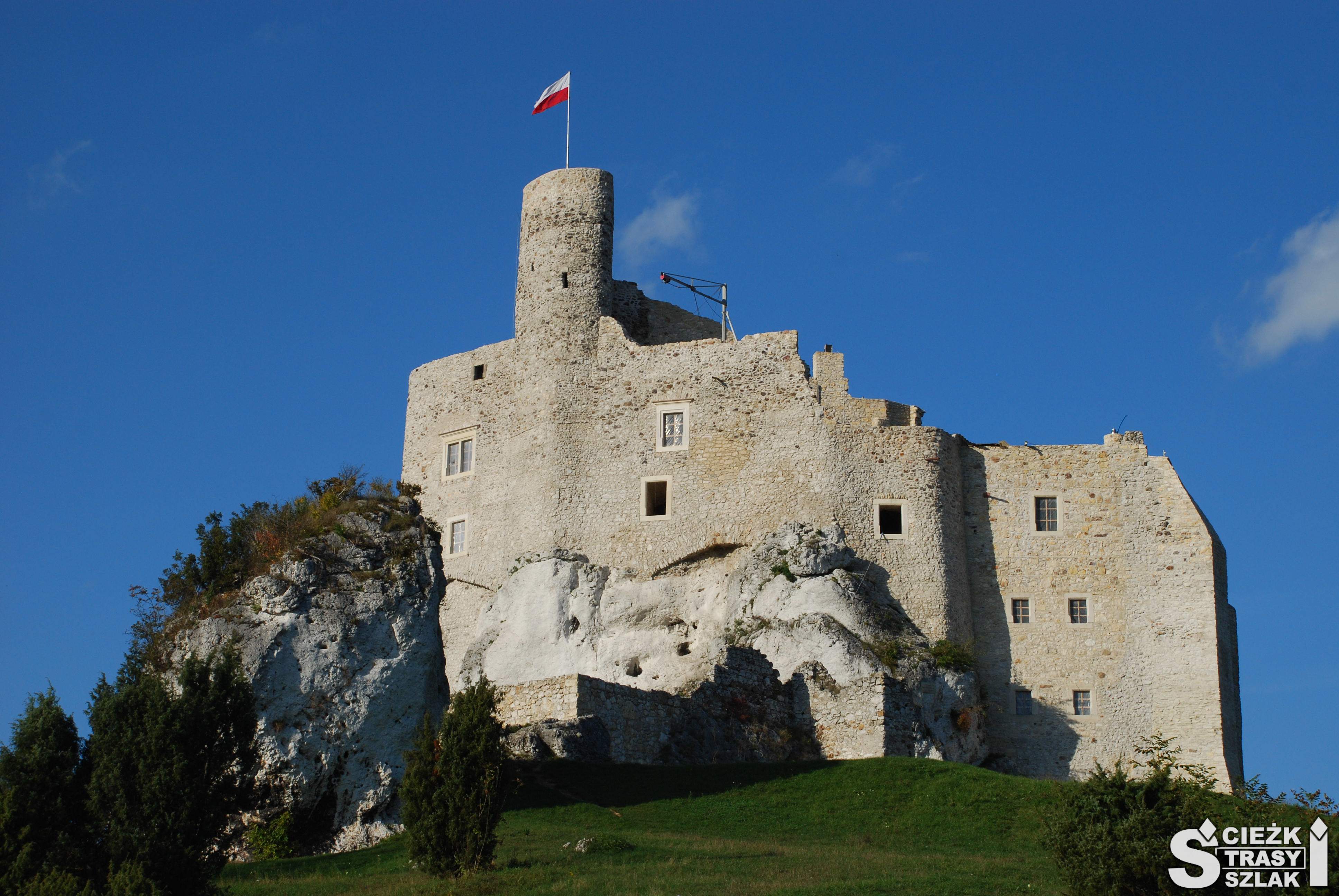 Zamek w Mirowie na skale wapiennej w otoczeniu osobliwości skalnych na Szlaku Orlich Gniazd