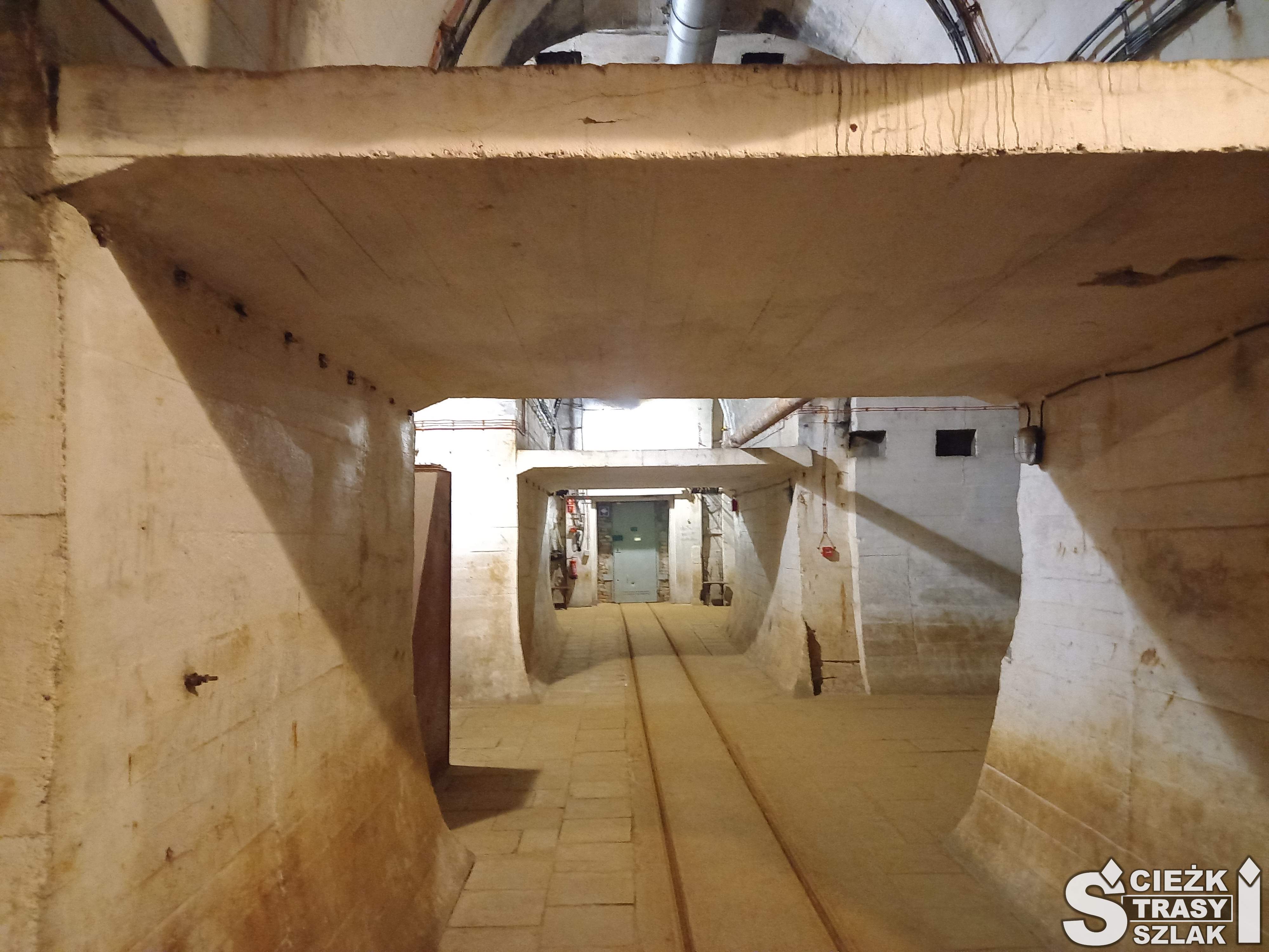 Betonowe wnętrze wysokiego bunkra hitlerowskiego z torami dla kolei wąskotorowej w Międzyrzeczu