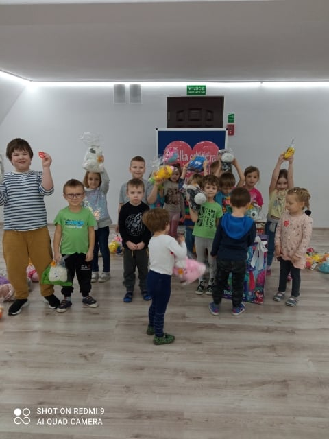 Dzieci z grupy "Zajączki wspólnie ustawieni do zdjęcia podczas loterii z okazji WOŚP