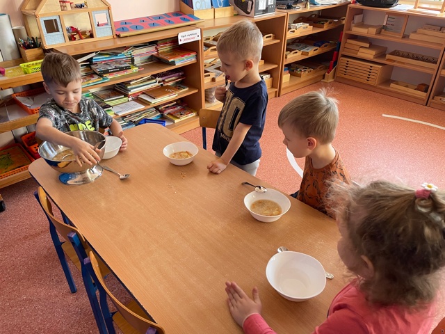 Dzieci z grupy BIEDRONKI siedzą przy stoliku same sobie nalewają zupę z wazy