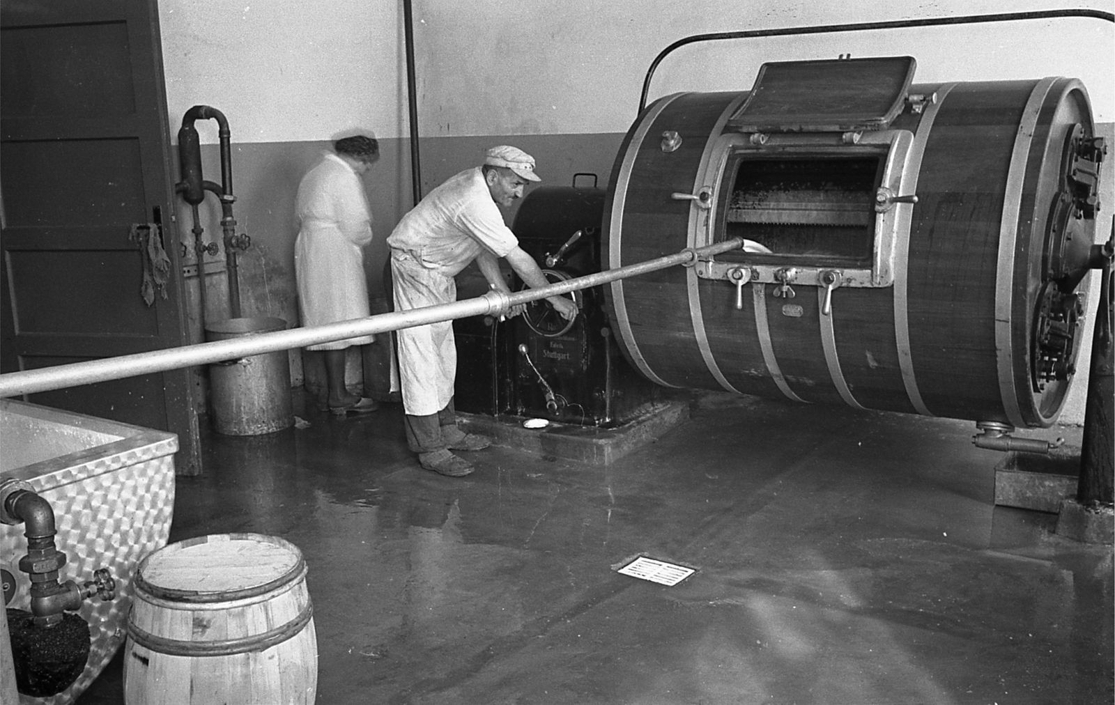 Pracownicy mleczarni zlewają mleko, Turek, 1942, ze zbiorów Muzeum Miasta Turku