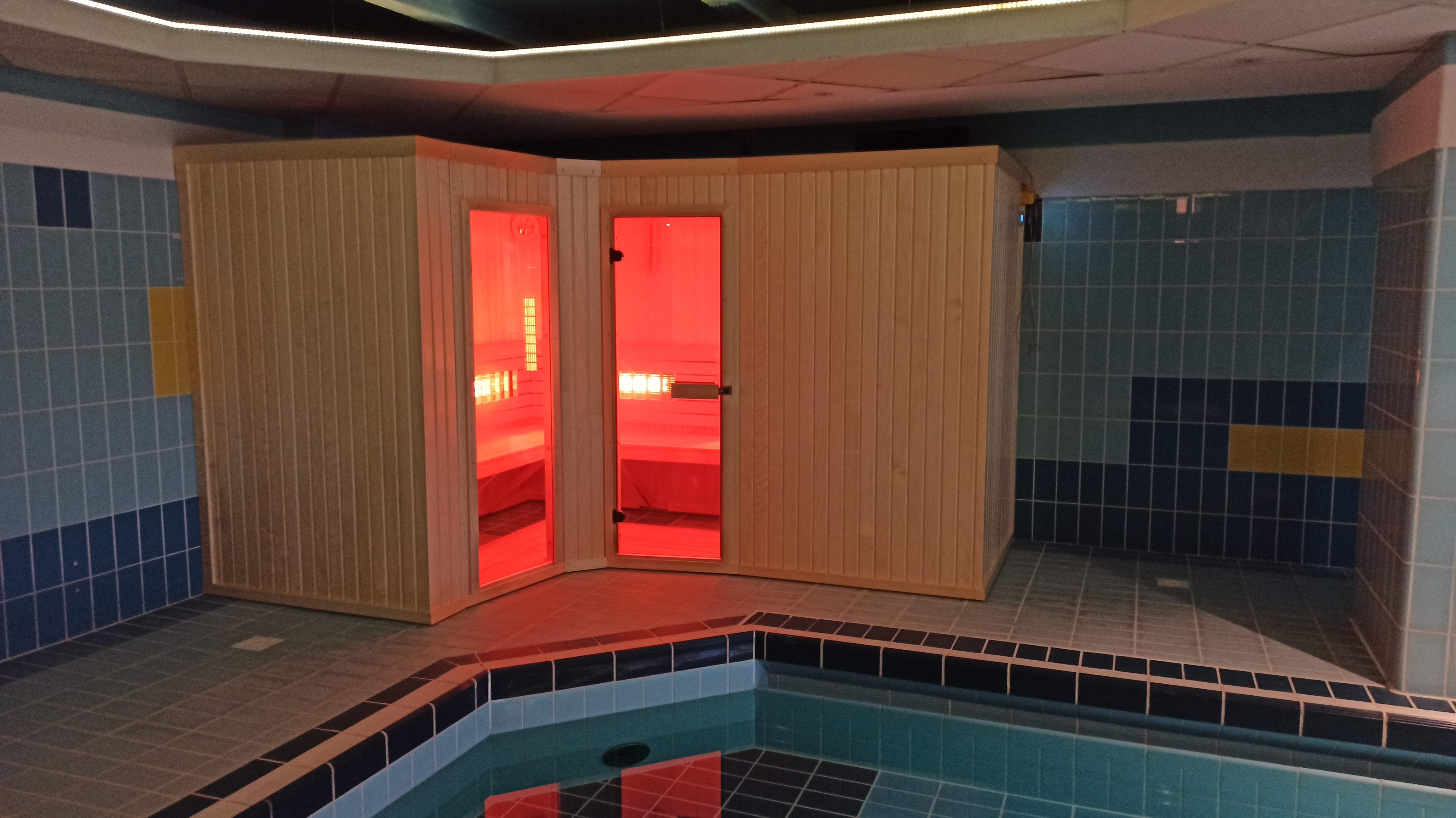 Wieloosobowa, narożna kabina infrared na basenie publicznym