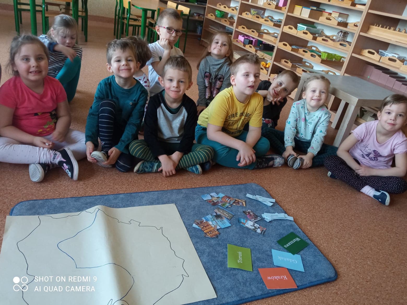 Dzieci samodzielnie uzupełniają na konturach mapy Polski miasta takie jak : Gdańsk , Kraków ...