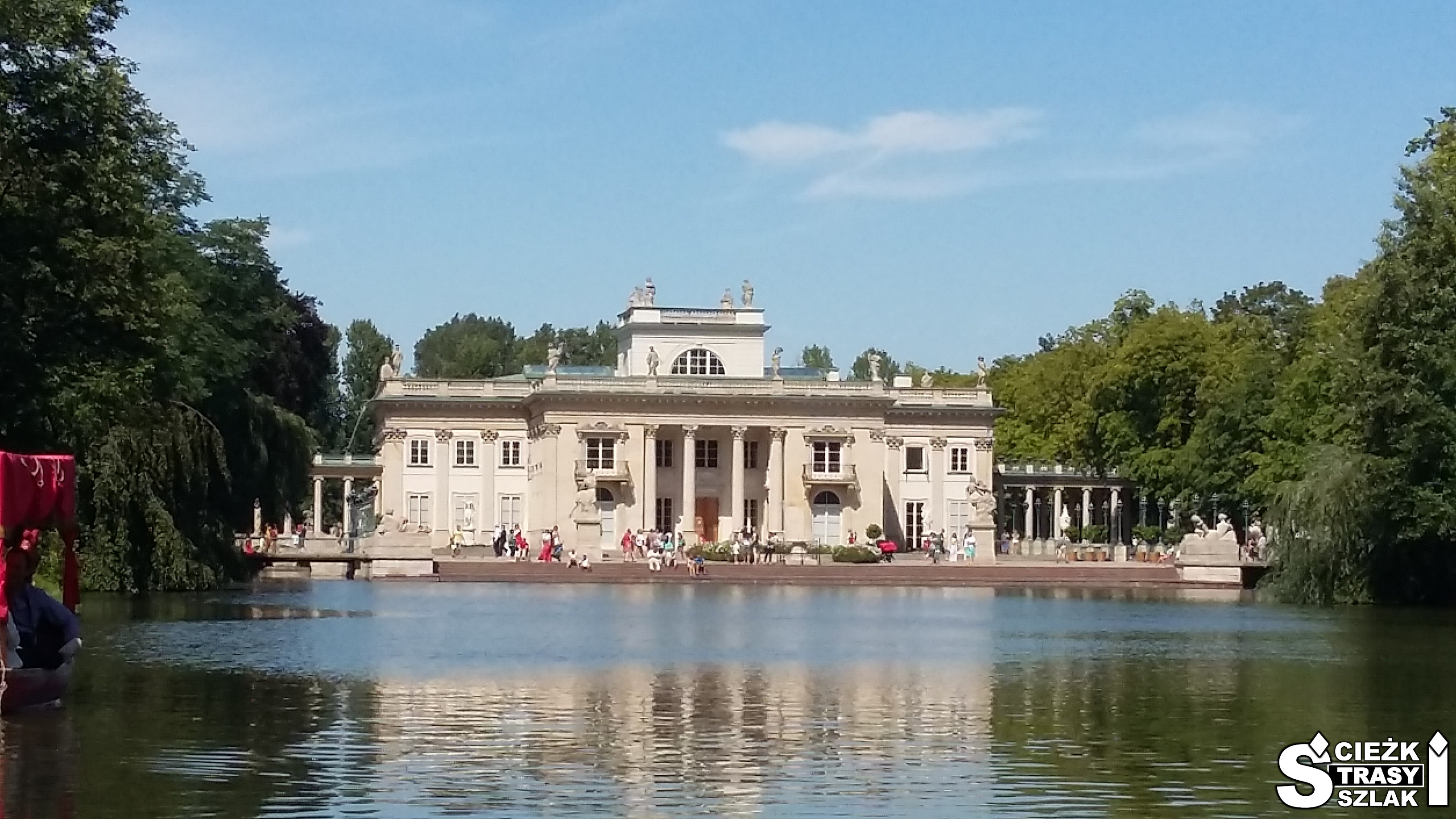 Biały Pałac na wodzie w Królewskich Łazienkach w Warszawie w słoneczny dzień