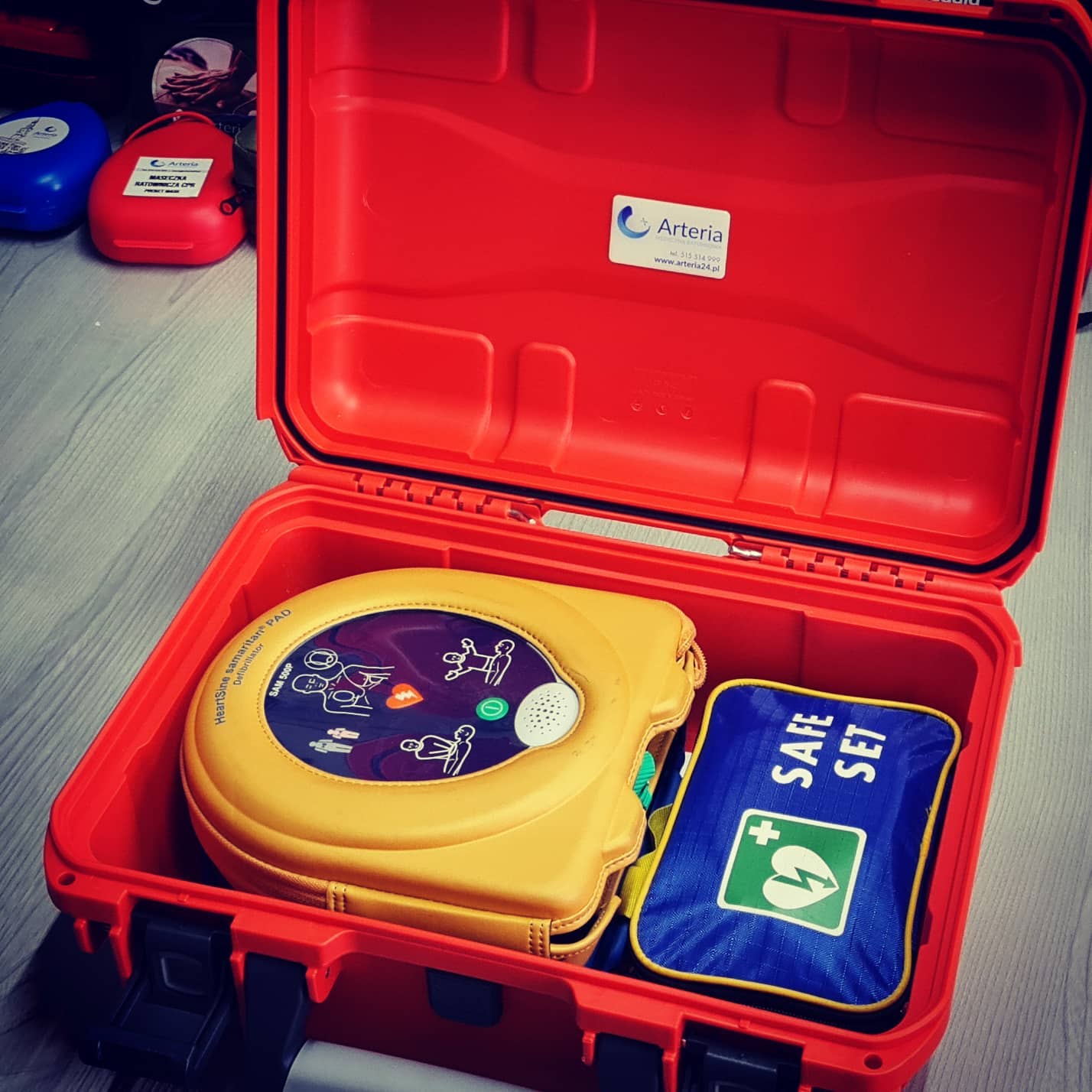 AED w ochronnej walizce transportowej odpornej na kurz, wode oraz upadki