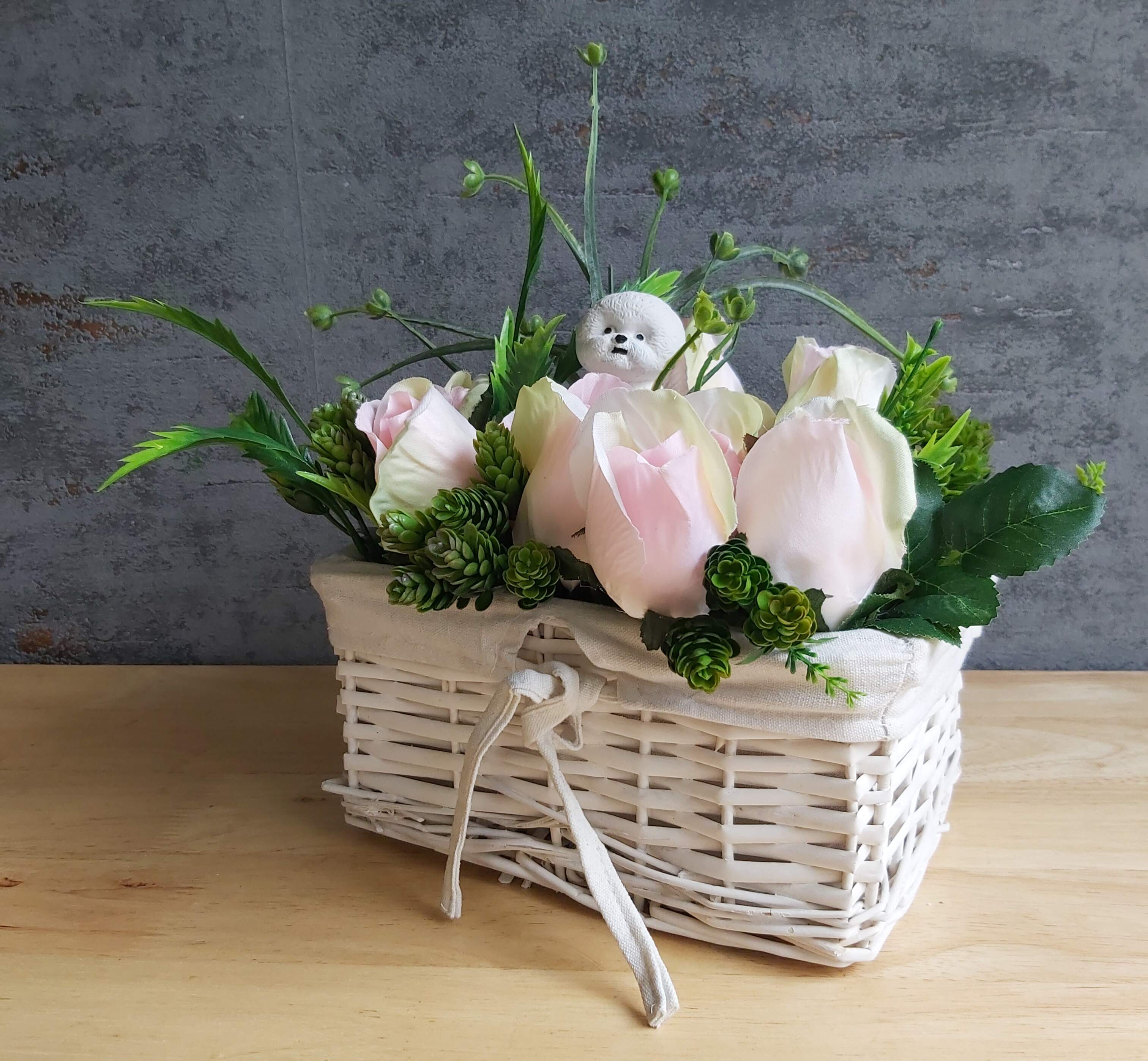 Róże z bichonem w wiklinowym koszyku