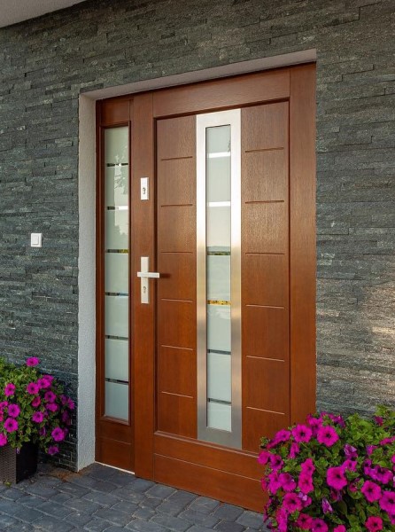 nowoczesne drzwi zewnętrzne drewniane z naświetlem bocznym