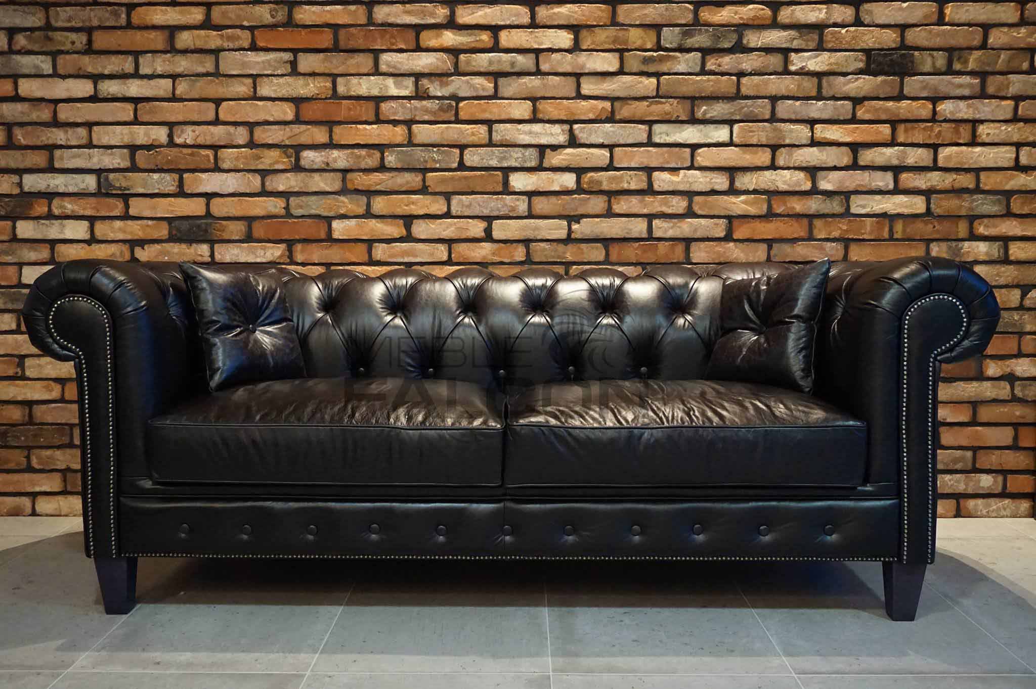 klasyczna stylowa czarna sofa chesterfield skóra