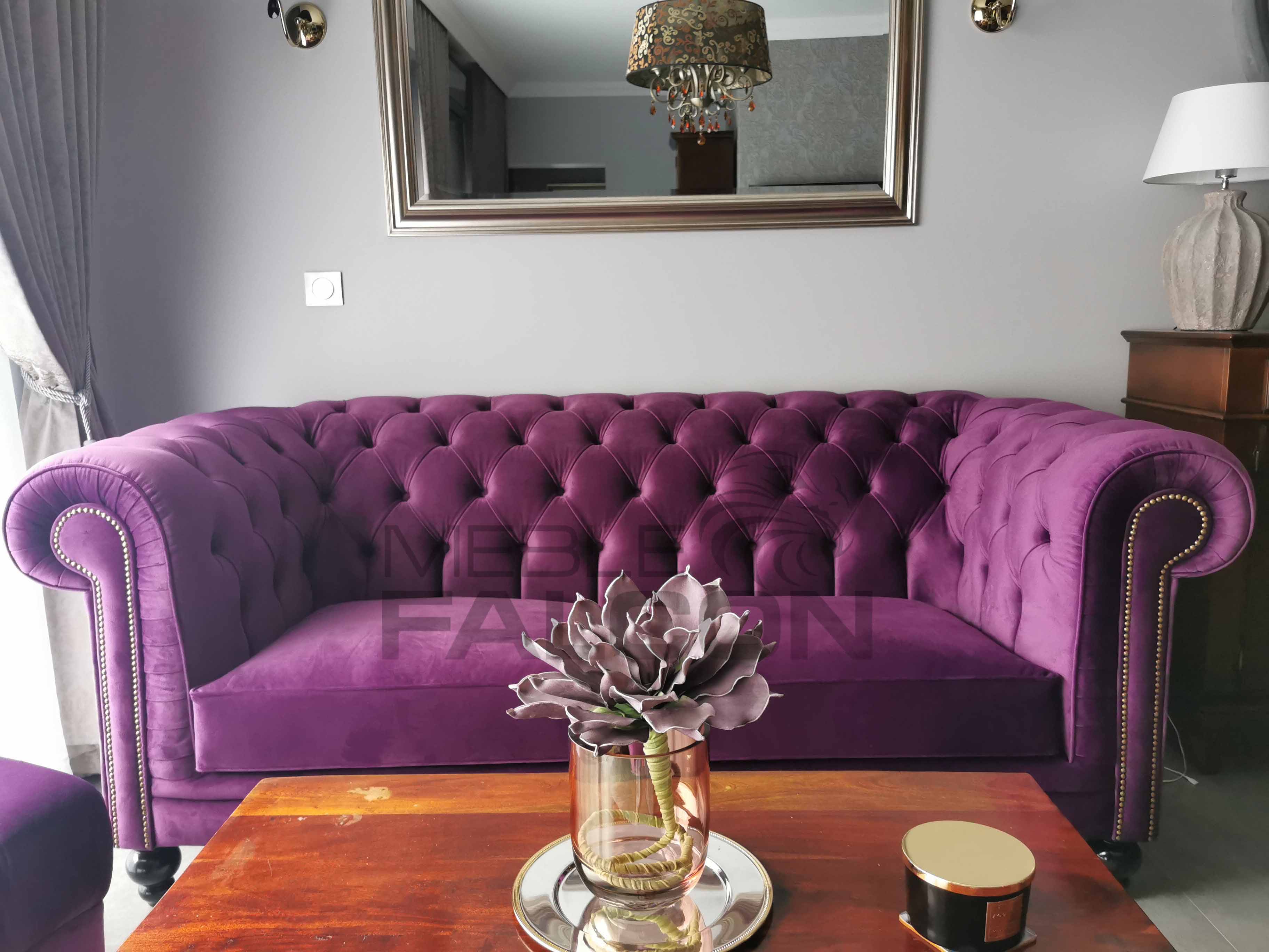 sofa chesterfield fioletowa fuksja do salonu tanio