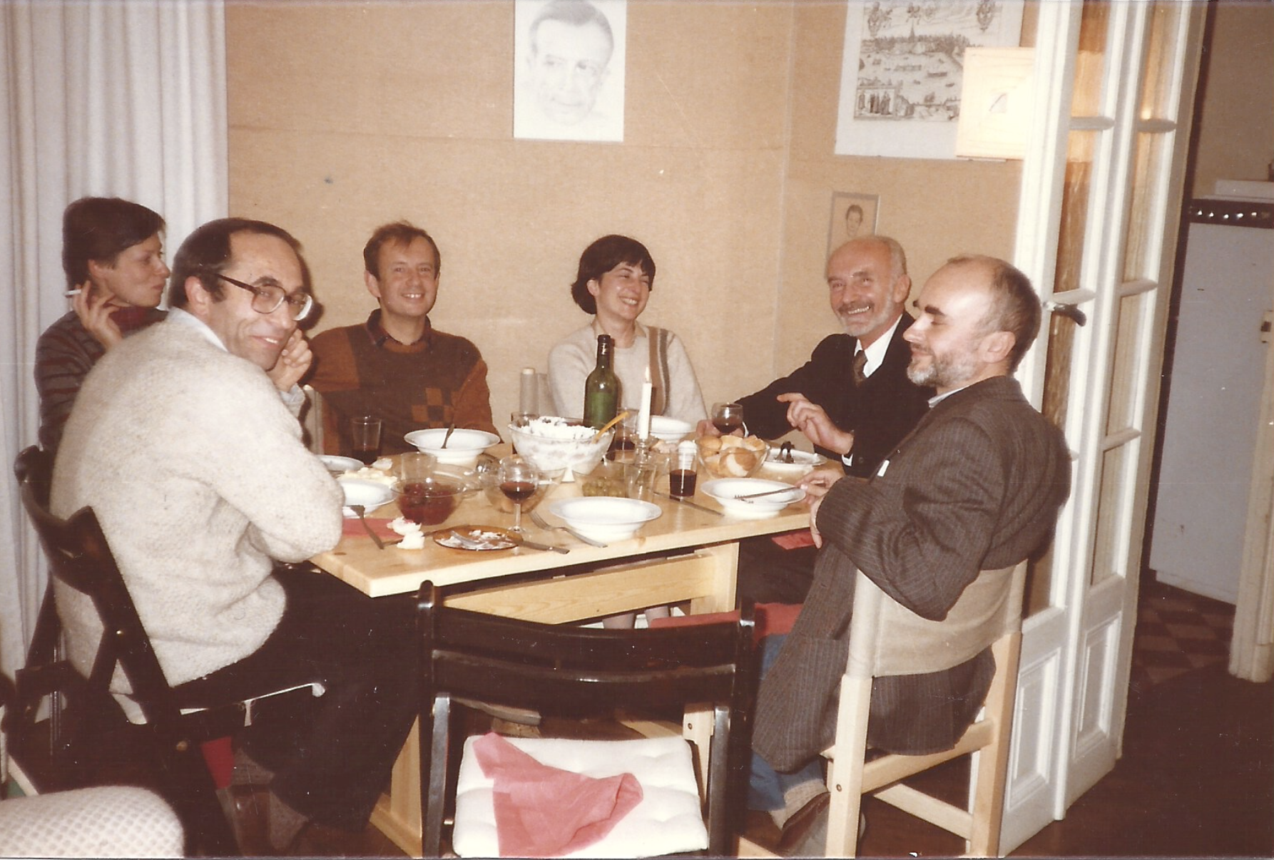 Adam Zagajewski (1945-2021), Konstanty Jeleński (1922-1987), Irena Grosfeld, Wojciech Karpiński (1943-2020), Barbara Toruńczyk, Aleksander Smolar. W mieszkaniu Wojciecha Karpińskiego