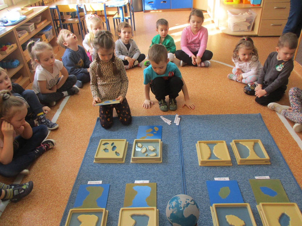 Dzieci przyporządkowują tabliczki i nazwę ukształtowania wód i lądów
