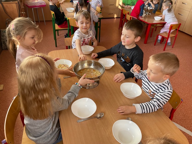 Dzieci z grupy BIEDRONKI siedzą przy stoliku i same  nalewają zupę z wazy