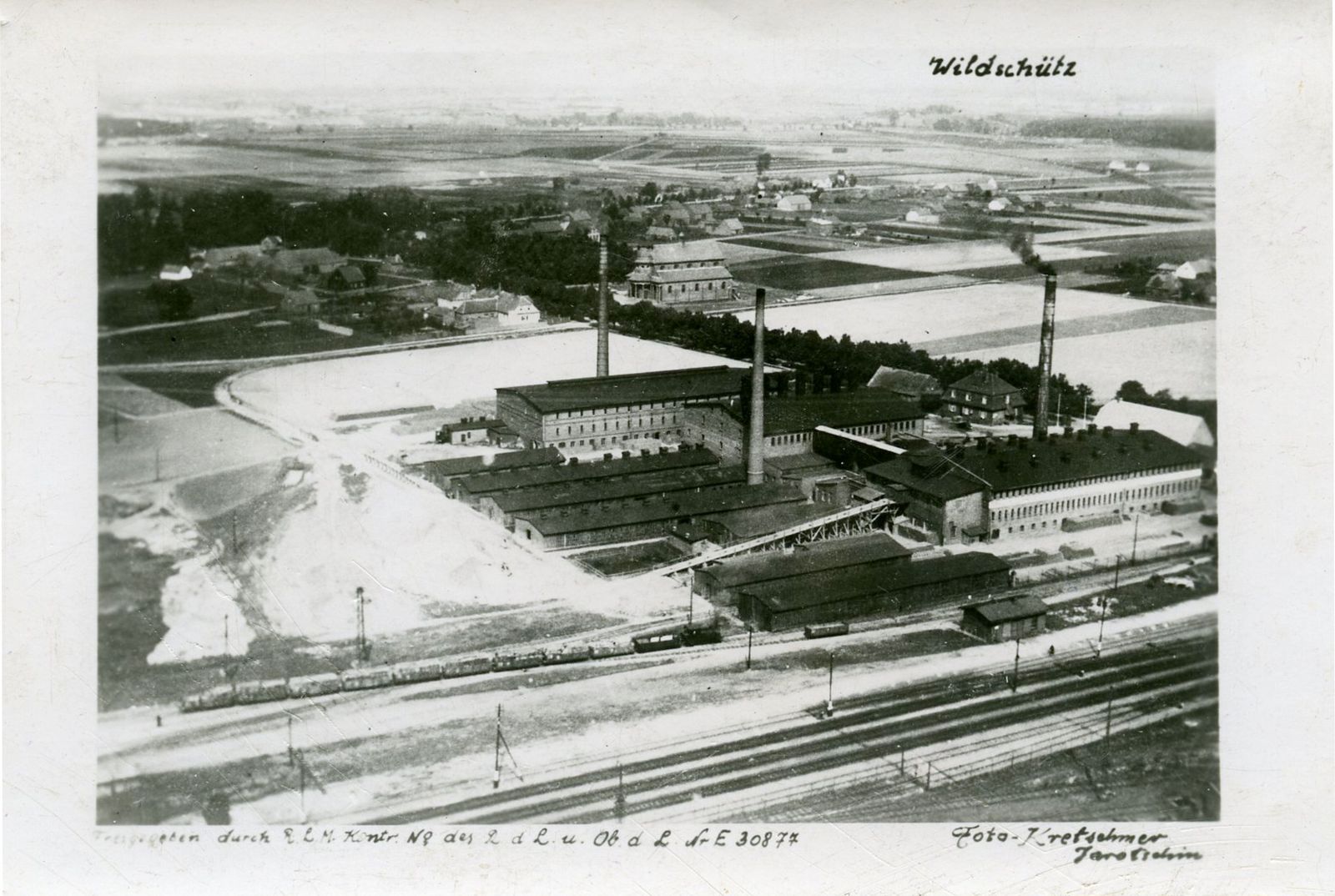Zdjęcie lotnicze Witaszyc – widoczna cegielnia, ze zbiorów Muzeum Regionalnego w Jarocinie