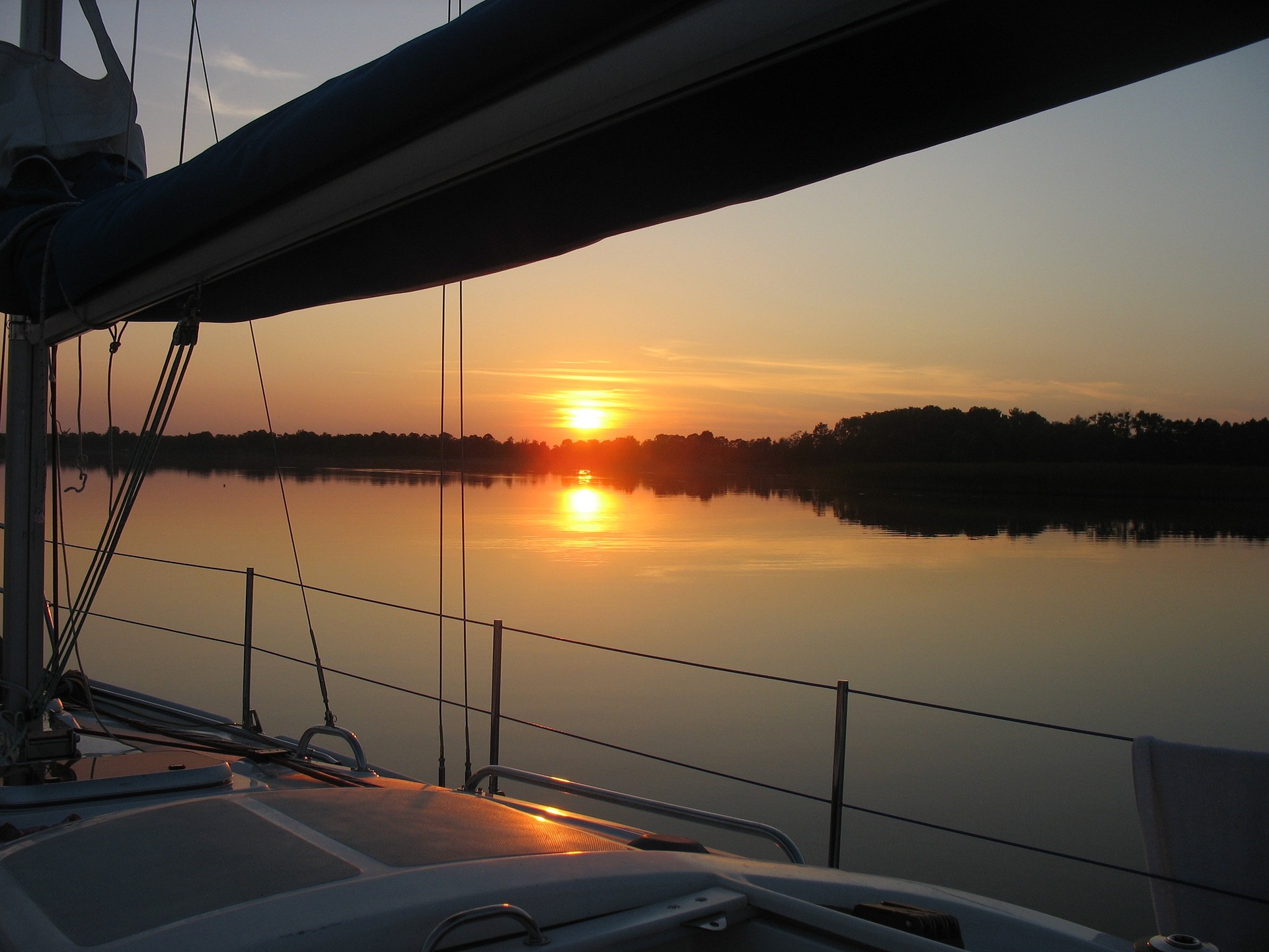 Zachód słońca w pokładu jachtu poruszającego się po szlaku wodnym na Warmii i Mazurach