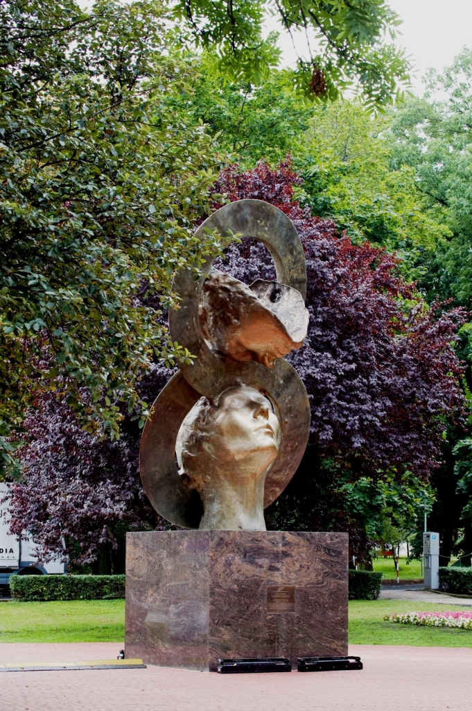 rzeźbił Wojciech Siudmak, odlew z brązu wys.4,5m, Wieluń