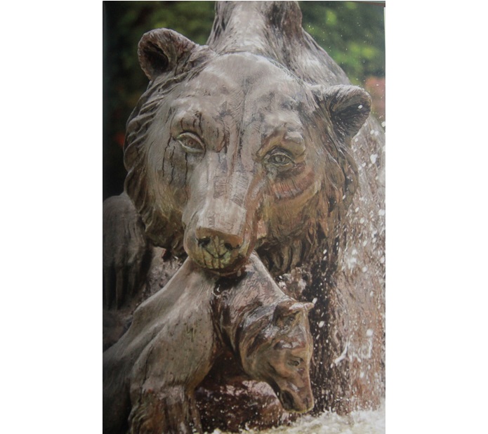 detal fontanny - niedźwiedź wys.1,8 m