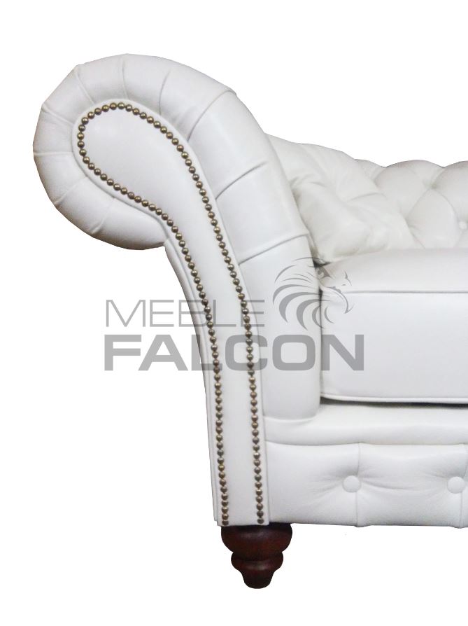 biała pikowana sofa chesterfield rozłożyste boki
