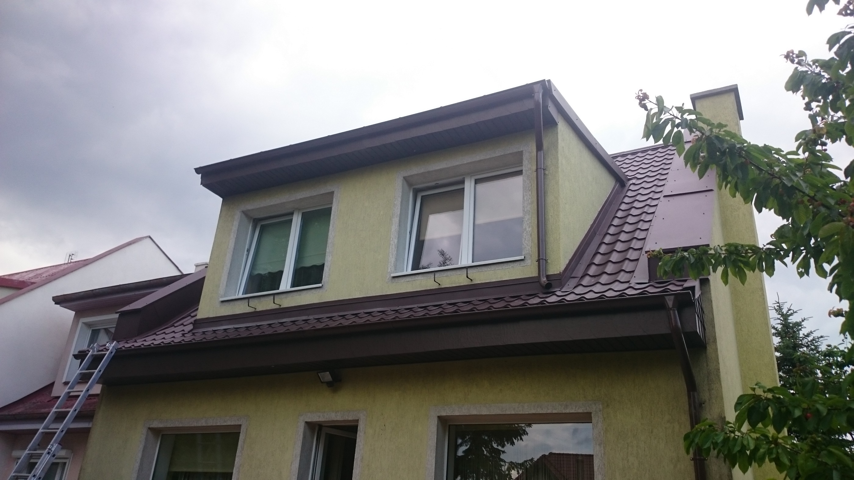 Zmiana pokrycia dachu z eternitu na blachodachówkę firmy BudMat model SARA
