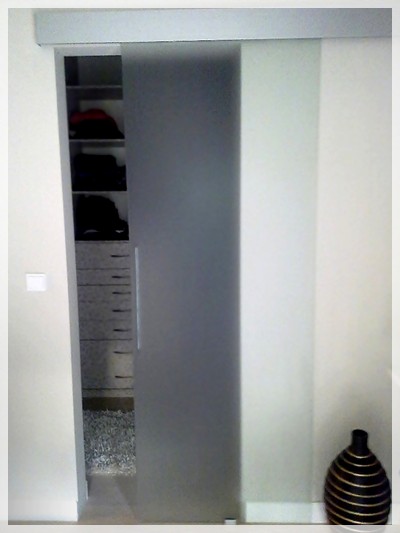 Drzwi ze szkła hartowanego Decormat. Wejście do garderoby.