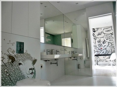 Dwa lustra srebrne narożne. Zainstalowane nad umywalką i na bocznej ścianie (od podłogi do sufitu)