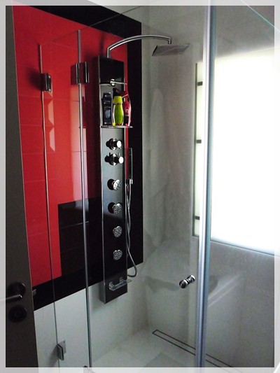Drzwi z panelem stałym oraz ścianka boczna przyklejona do wanny