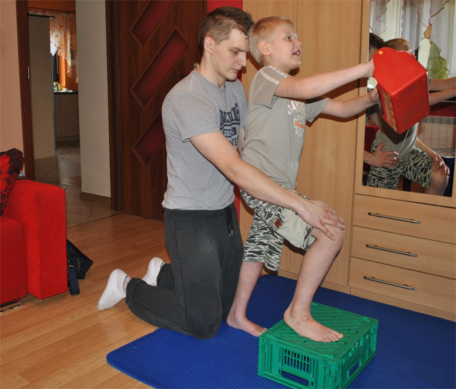 Oskar Nachyła w trakcie ćwiczeń z rehabilitantem