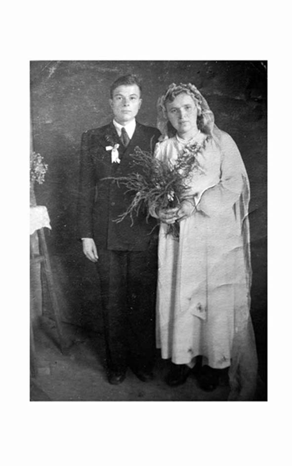 Свадебная фотография родителей Александра Иванова: Николай Петрович и Евгения Григорьевна