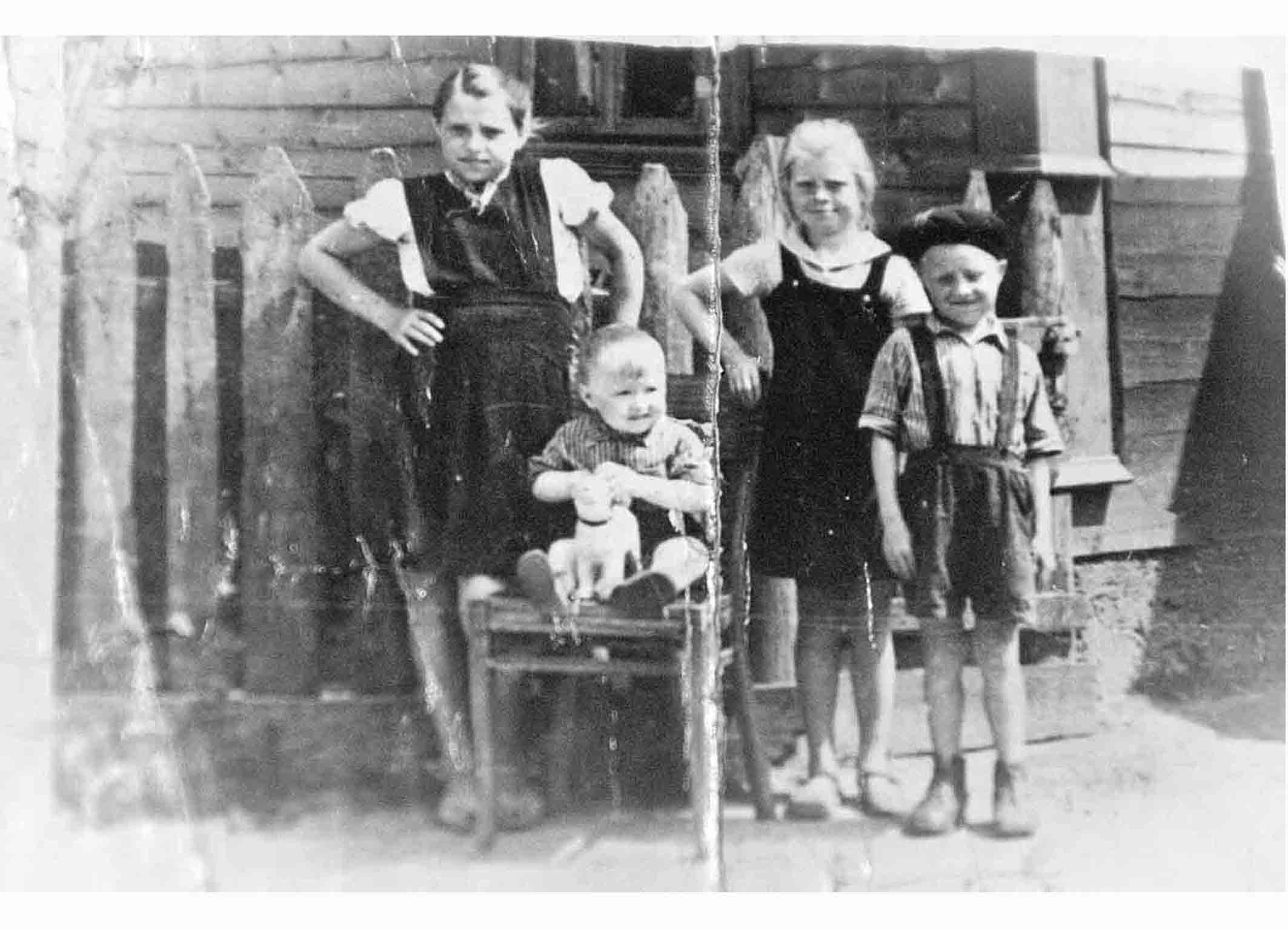 Александр Иванов (крайний справа) с сестрами Ниной и Валентиной, и братом Николаем