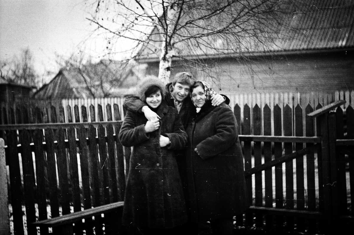 Александр Иванов в окружении супруги Надежды и мамы Евгении