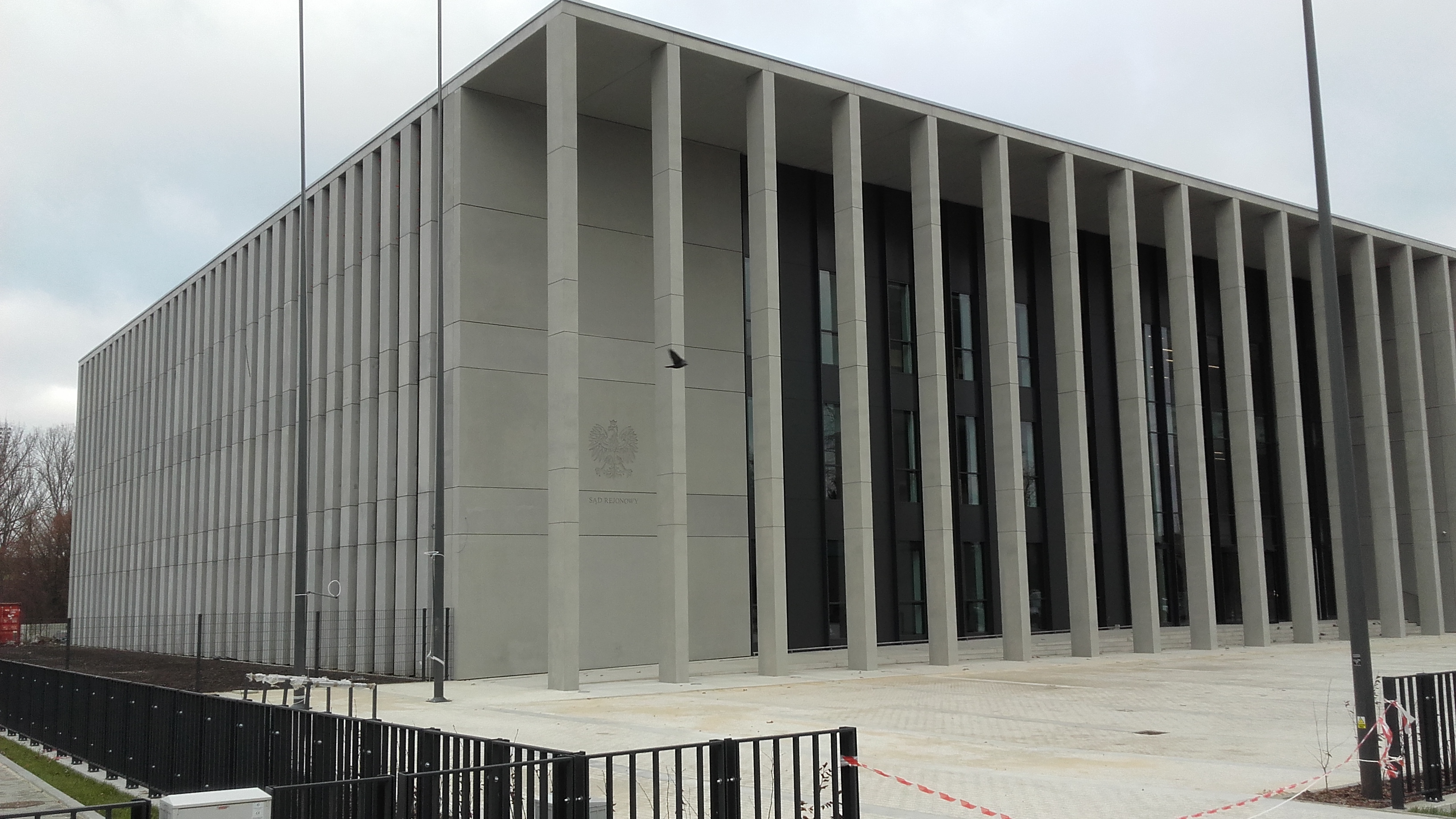 Elewacja betonowa Sądu Rejonowego