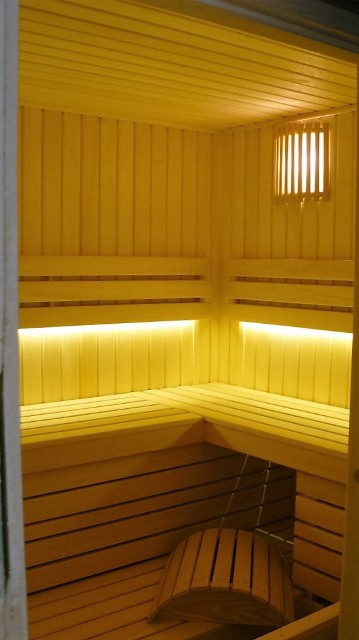 kabina sauny z lampą podstawową i podświetleniem oparć