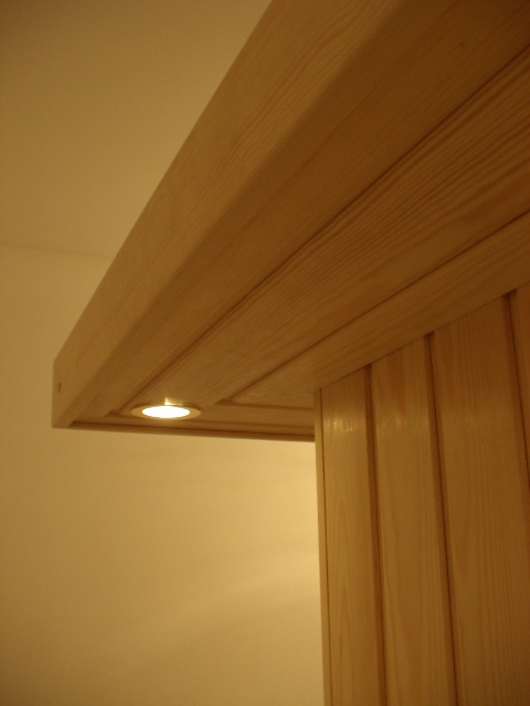 delikatna lampka w zewnętrznym gzymsie sauny zaprasza do wnętrza