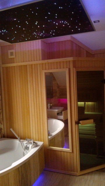 kabina sauny fińskiej z oświetleniem obwodowym full color led, lustrem, pólkami i zabudową pod sufit