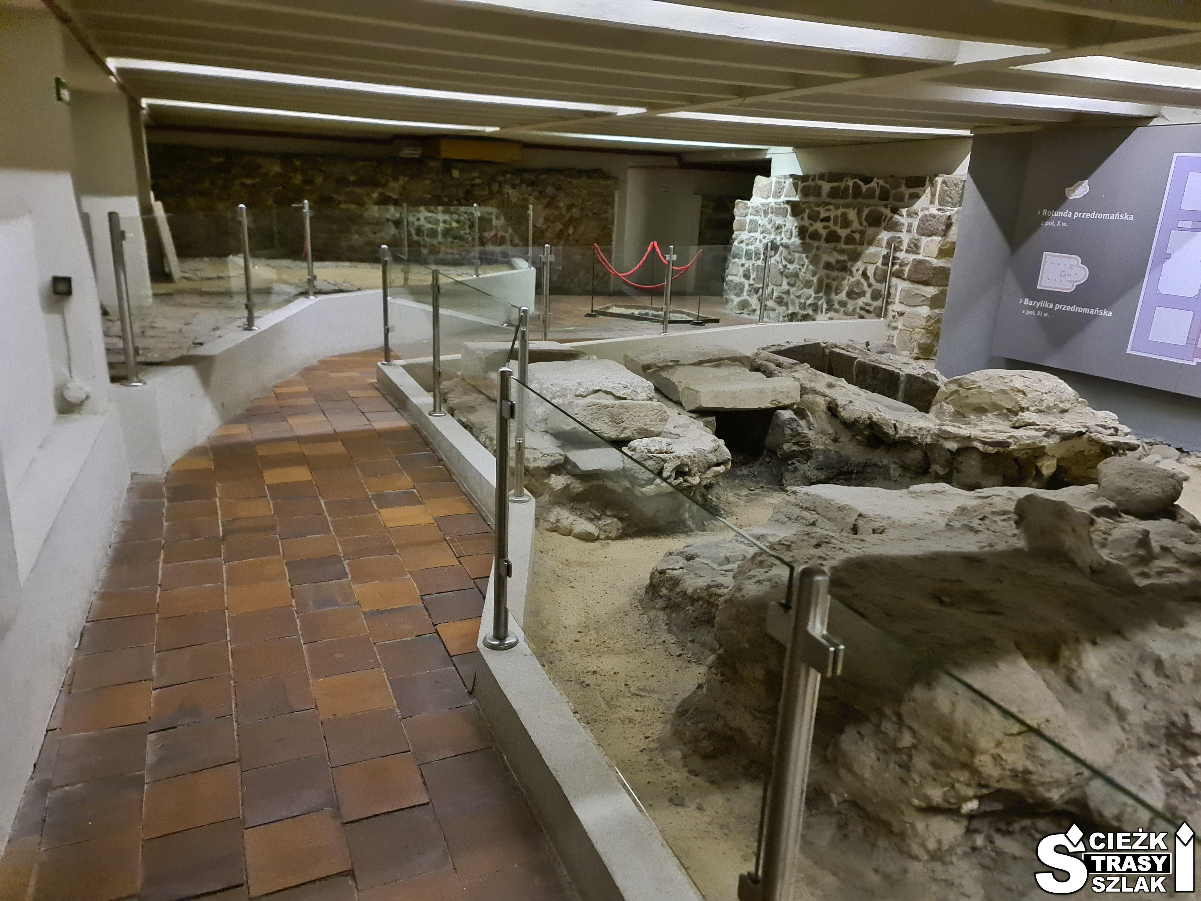 Ekspozycja pozostałości po fundamentach w podziemiach Katedry Gnieźnieńskiej z czerwonej cegły