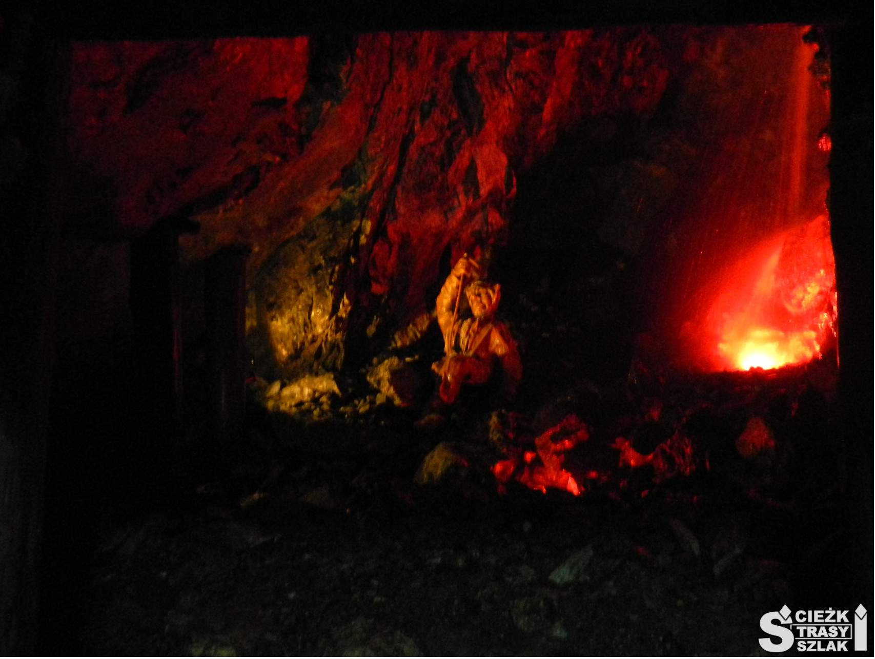 Lekko podświetlony wysoki na 8 metrów wodospad w podziemiach kopalni złota