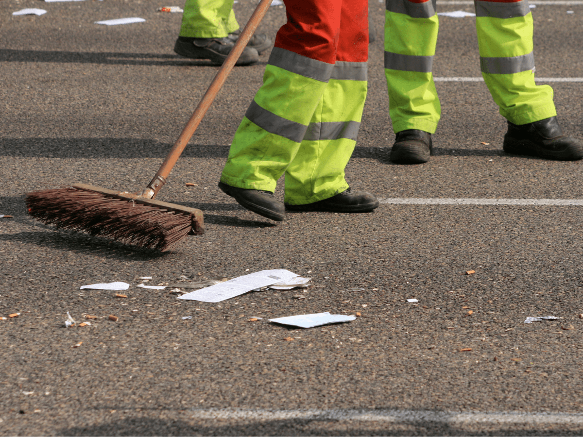 Zamiatanie dróg, chodników, placów oraz parkingów