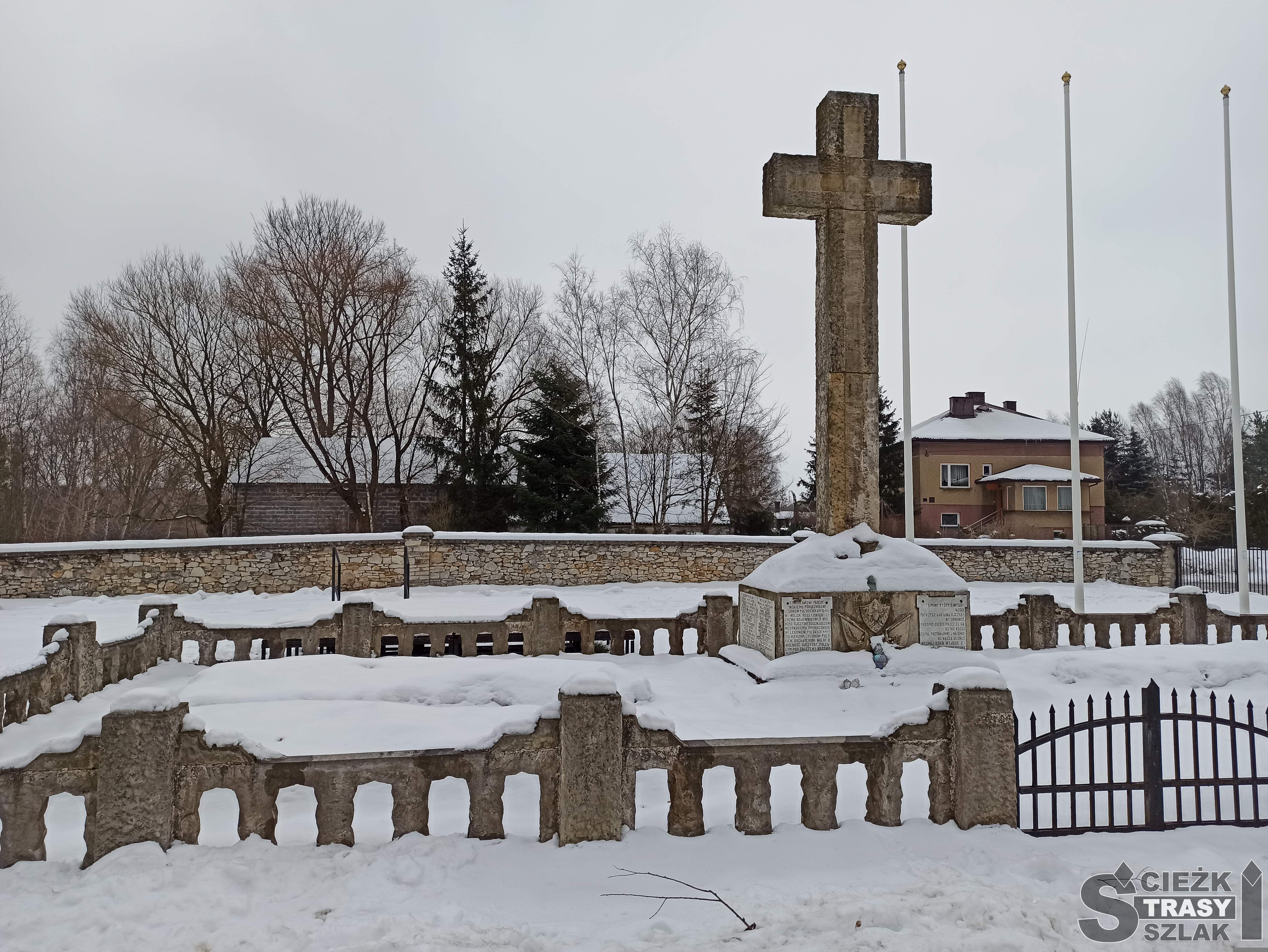 Wysoki krzyż na cmentarzu w Bydlinie z nazwiskami legionistów poległych w Bitwie pod Krzywopłotami